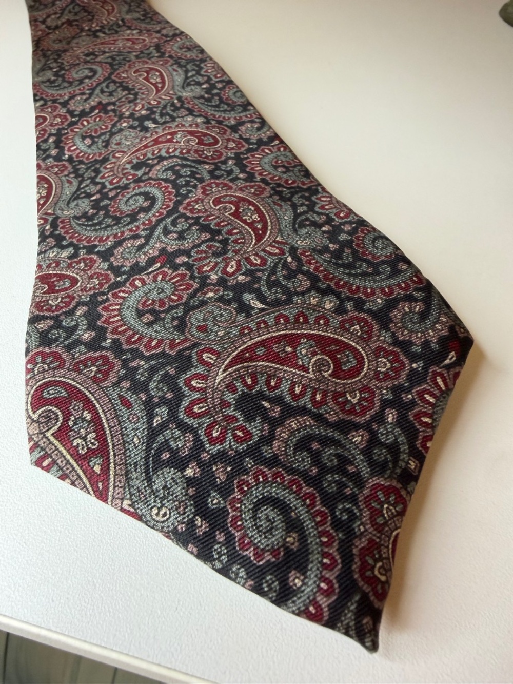 Vintage Resilio Silk Navy Blue Red Paisley Necktie 61 ½"